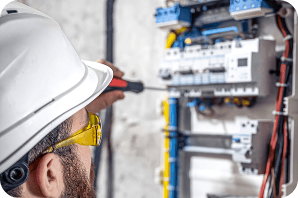 Il corso è rivolto a tutti i lavoratori che operano su impianti e apparecchiature elettriche sia bassa che alta tensione, tecnici, installatori, manutentori, quadristi e operatori elettrici, personale che deve conseguire o mantenere la qualifica PES, PAV o PEI secondo la Norma CEI 11-27.Modalità:Online / FAD asincrona